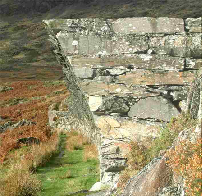 Bild überhängende Mauer in Wales von Sean Adcock